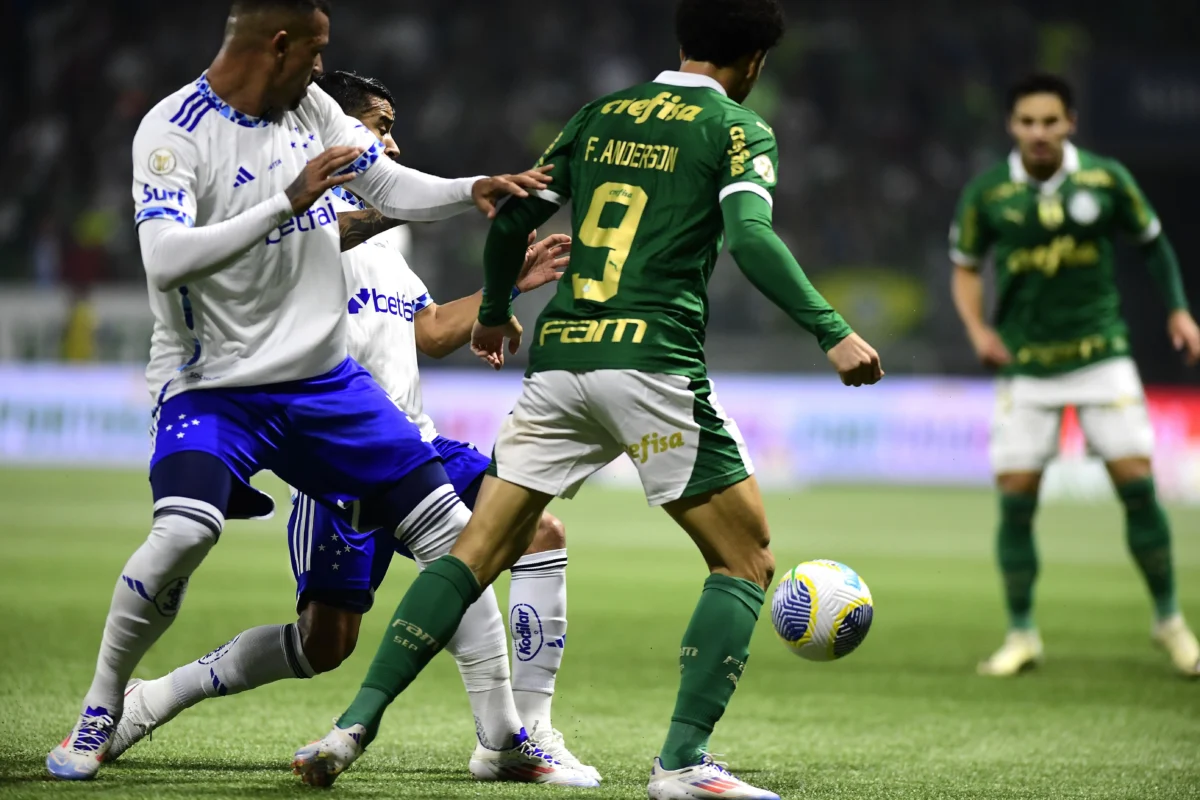 "Cruzeiro: Desempenho Positivo na Defesa com Zé Ivaldo, Gol Anulado de Lucas Silva e Estreia Promissora dos Reforços"