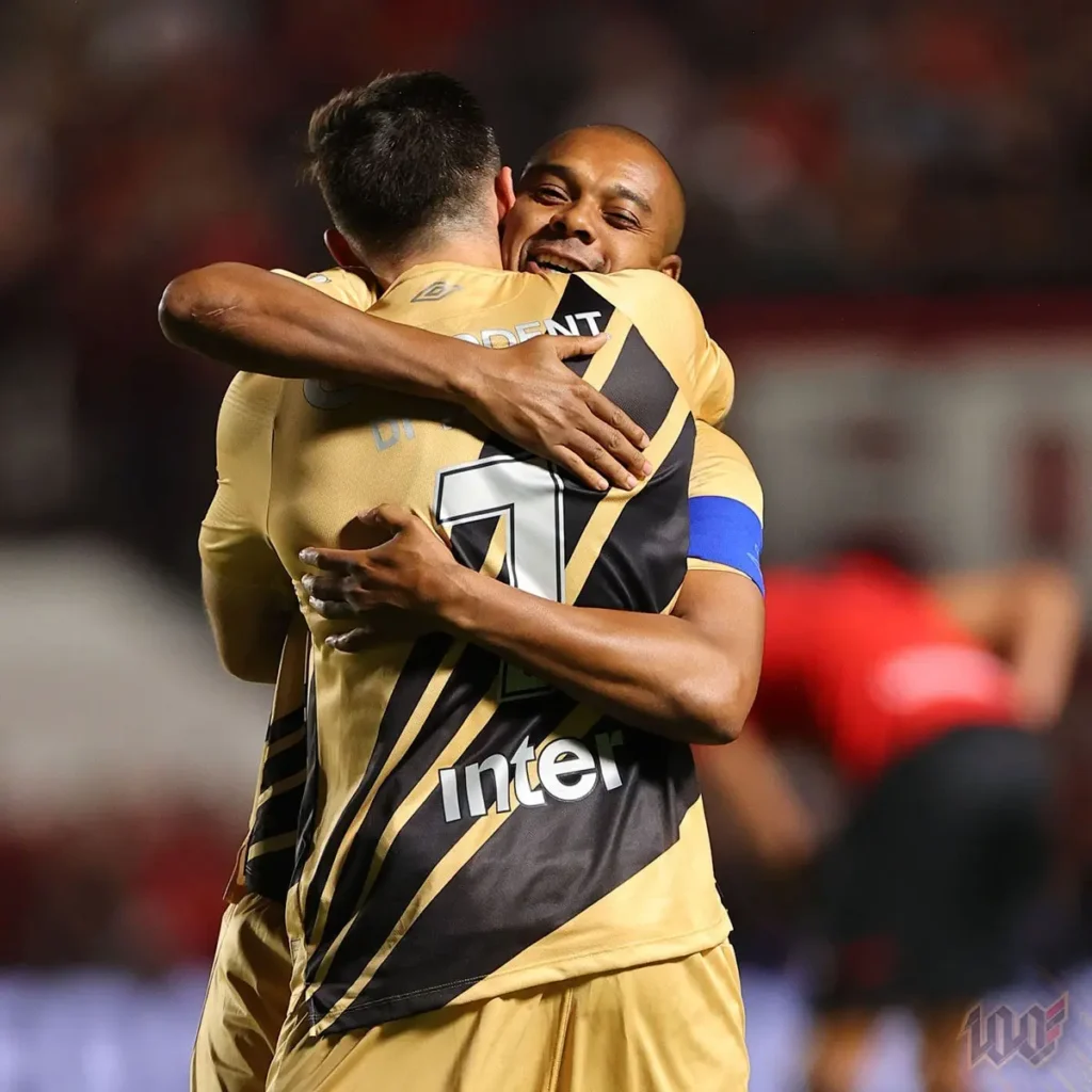 Desempenho do Athletico: Fernandinho e Canobbio se sobressaem, enquanto Godoy fica aquém contra o Cerro