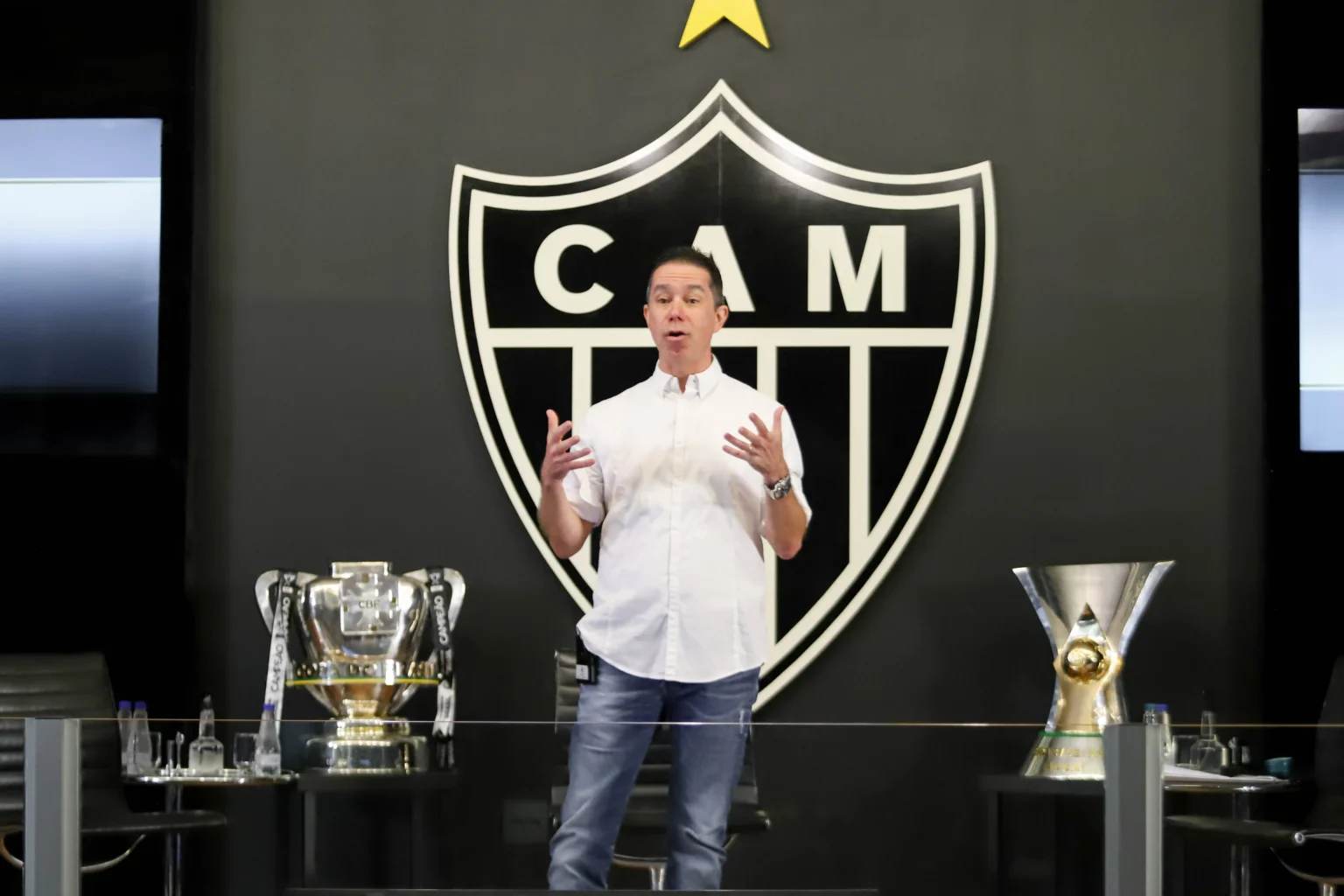 "Diretor do Atlético-MG se demite após campanha promocional com Bernard"