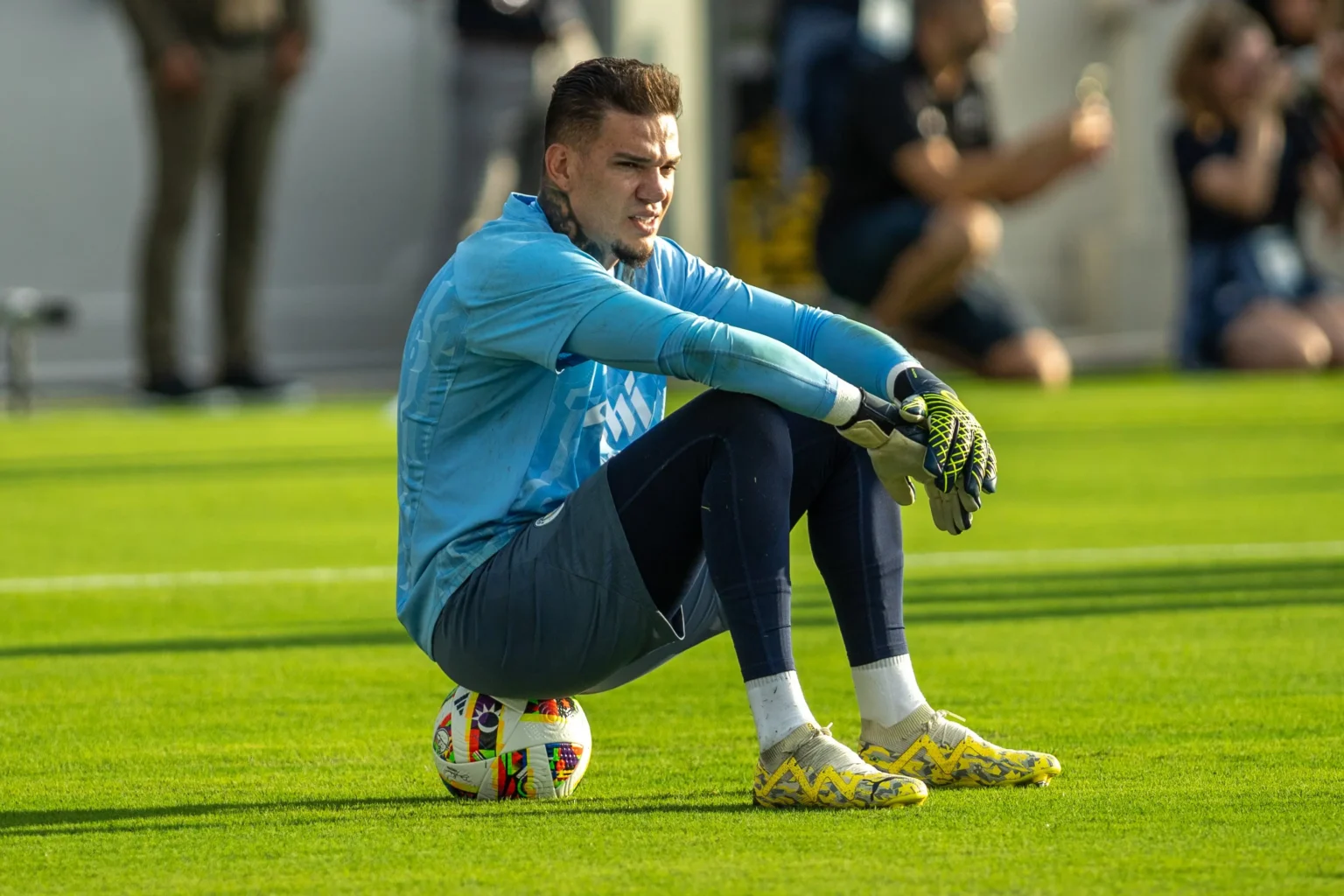 "Ederson Desmente Rumores de Insatisfação com Elogios a Companheiro do Manchester City"