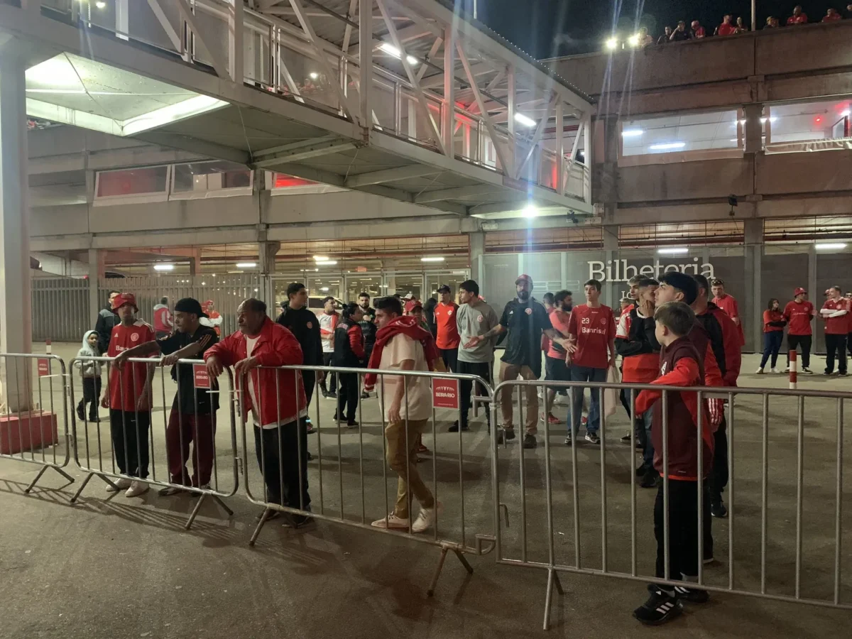 "Eliminação do Internacional no Campeonato Brasileiro gera protesto e tentativa de invasão no Estádio Beira-Rio"