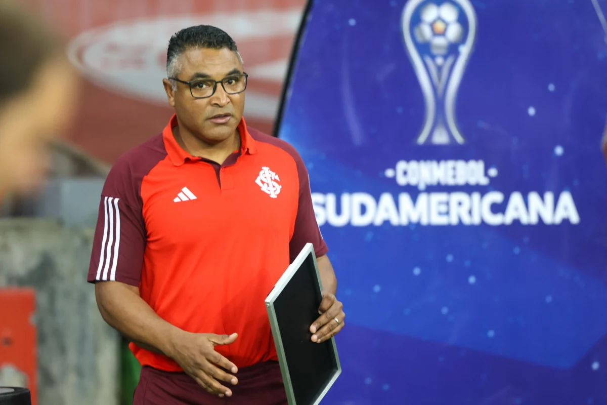 "Eliminação do Internacional no Sul-Americano: Roger Analisa Desempenho da Equipe"