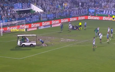 Empate emocionante entre Grêmio e Vasco: Jogadores ajudam retirar carrinho da maca do campo