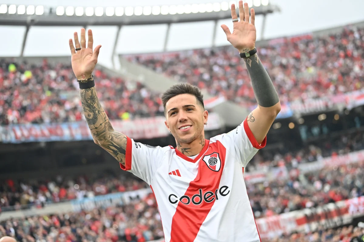 Título Otimizado para SEO em Português-BR: "Enzo Fernández Recebe Ovação do River Plate por Conquista da Copa América"