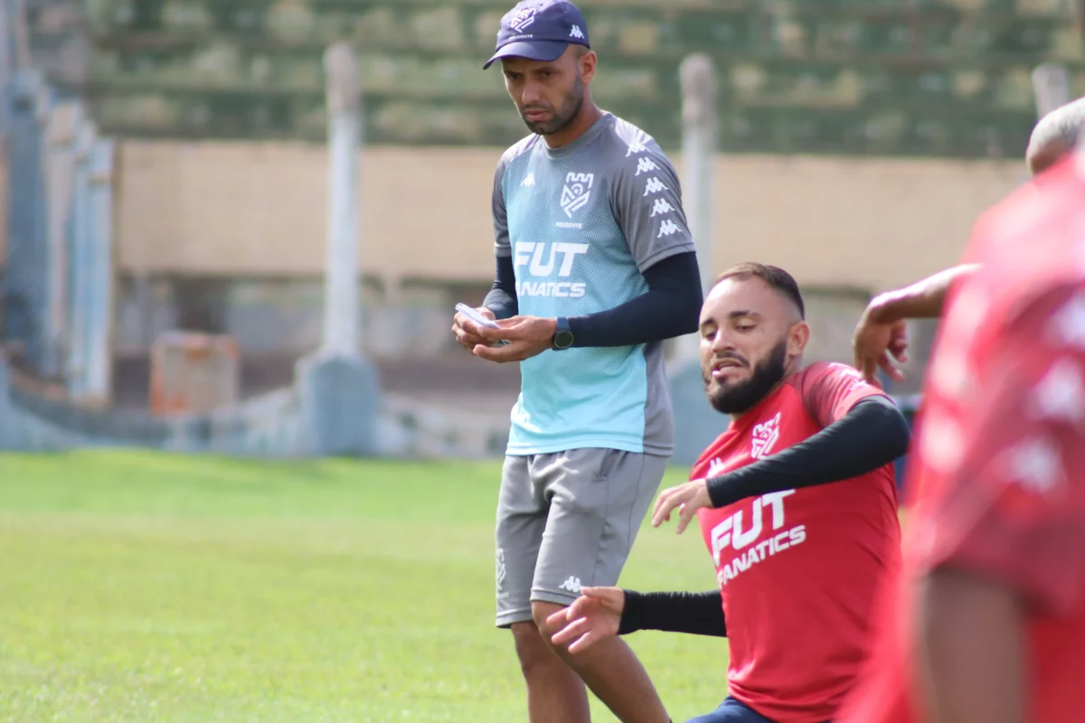 "Epitácio Lidera Primeiro Treino do Grêmio Prudente Após Período de Estudos"