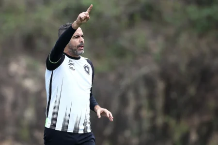 Escalação do Botafogo: Artur Jorge lida com novas baixas antes do confronto com o Cruzeiro