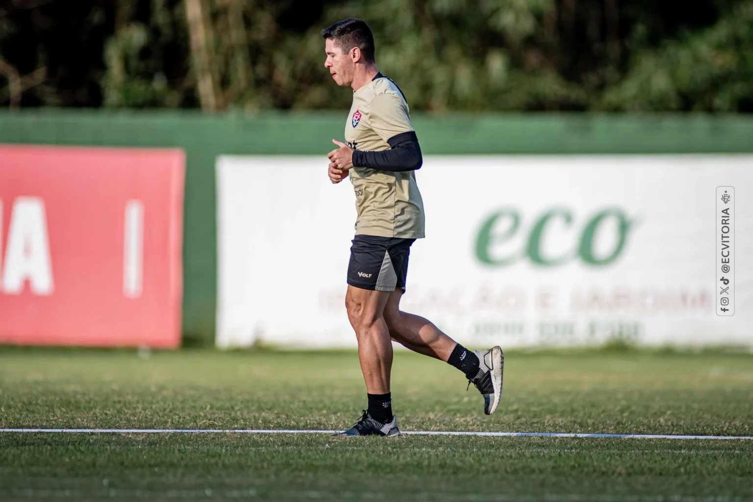 "Escalação do Vitória: Osvaldo está de volta, enquanto Dudu fica de fora na partida contra o Botafogo"