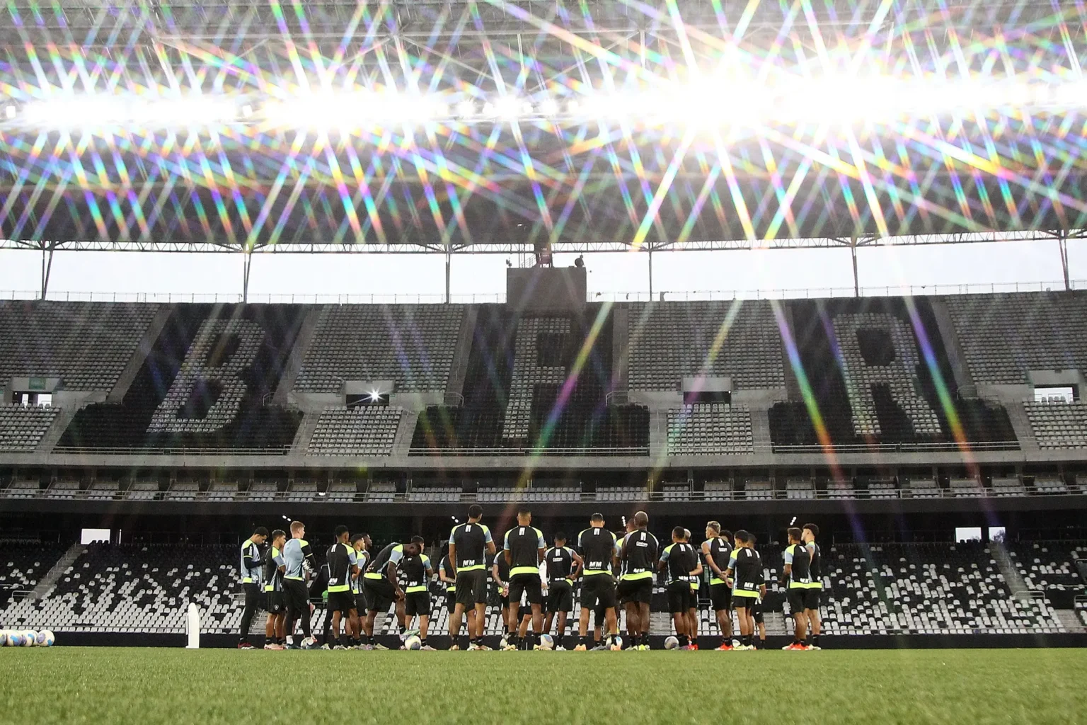 "Estratégias do Botafogo para enfrentar o Palmeiras após polêmicas e perda do título"