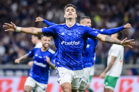 "Estrela Cruzeiro: Dinenno Marca e Comemora Vitória em Retorno aos Campos de Futebol"