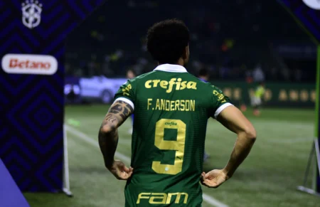 "Felipe Anderson é apresentado ao Palmeiras e assume a emblemática camisa 9"