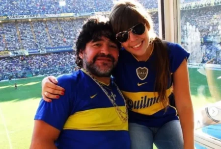 "Filha de Lenda do Futebol Maradona Revela Busca por Médium para Contato Após Sua Morte"