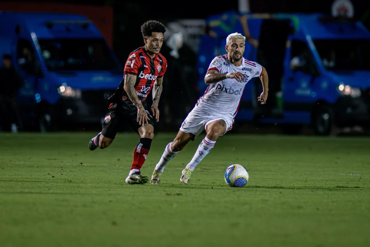 "Flamengo Decepciona em Atuação Apesar de Vitória nos Minutos Finais"