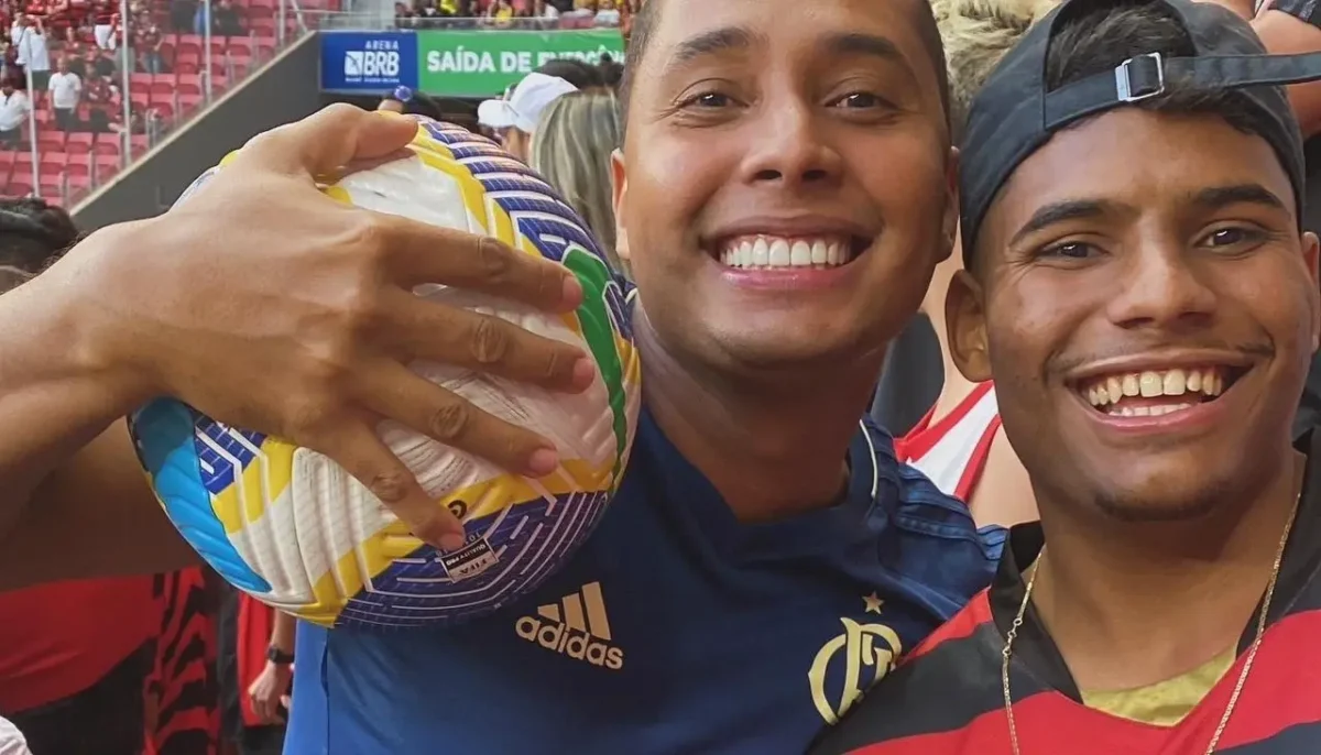 "Flamengo Fans Explain How the Ball Ended Up on the Field and Joke About Fame: 'Hero, Hero'"