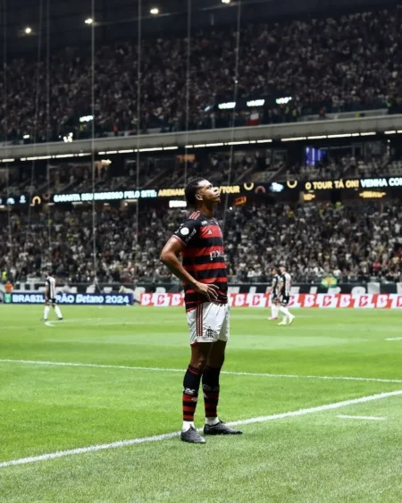 Flamengo's Carlinhos Comemora Primeiro Gol e Envia Mensagem Inspiradora