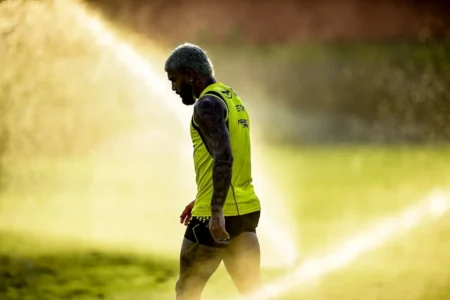 "Gabigol se apresenta ao Flamengo e treina no CT, enquanto o clube aguarda notificação do Tribunal Arbitral do Esporte (CAS)"