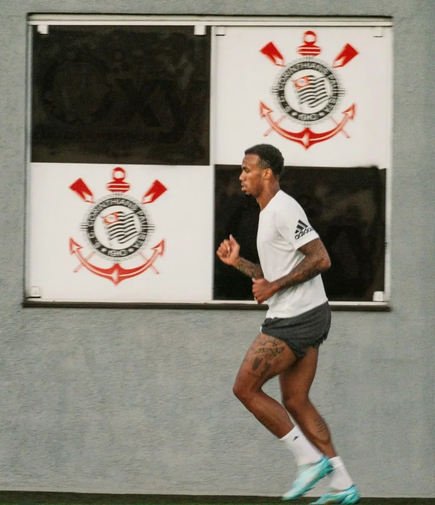 "Gabriel Magalhães, Jogador do Arsenal, Utiliza Centro de Treinamento do Corinthians Durante Férias"