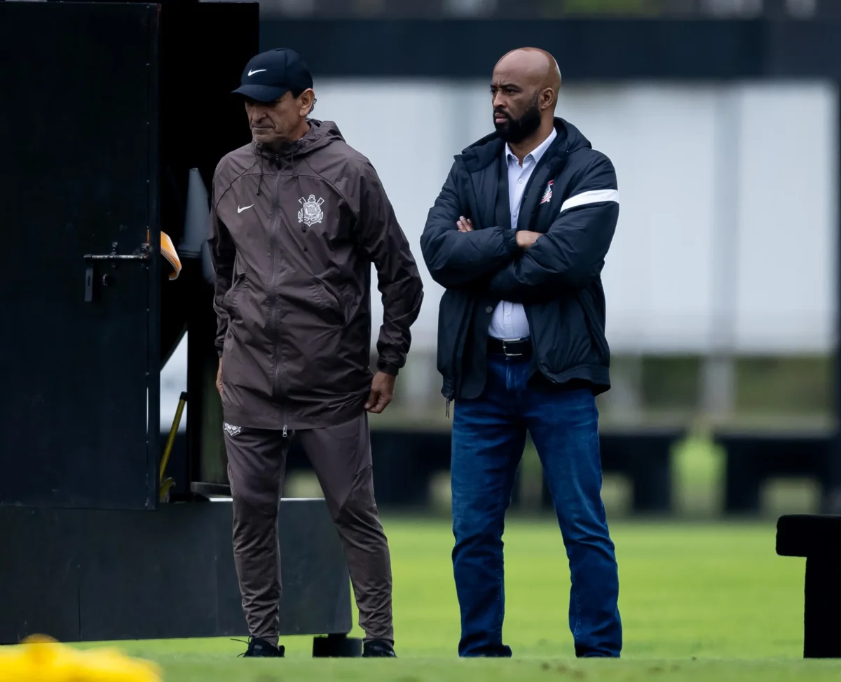 "Gaviões da Fiel entrega orientações estratégicas aos jogadores do Corinthians em reunião com torcida organizada no Centro de Treinamento"