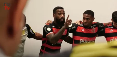 "Gerson comenta sobre incidente de Paulinho, do Atlético-MG, envolvendo escudo do Flamengo: 'Educar jogando bola'"