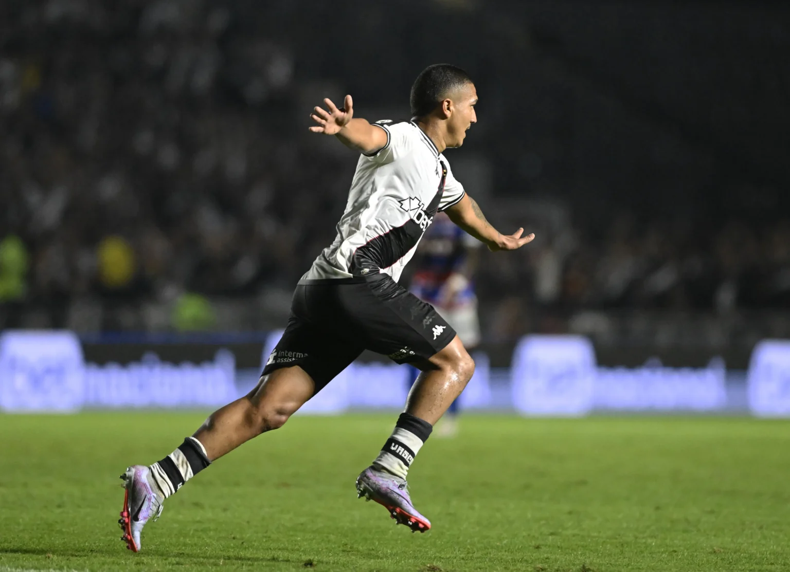 "Gol e paternidade: Mateus Carvalho celebra momento ímpar no Vasco"