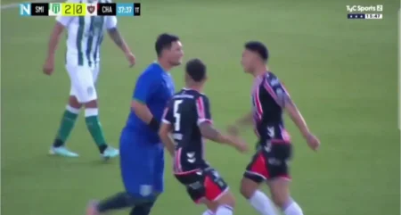 Goleiro Argentino Marca Penalidade com Cavadinha, Erra e Envolve-se em Confusão com Rivais; Veja