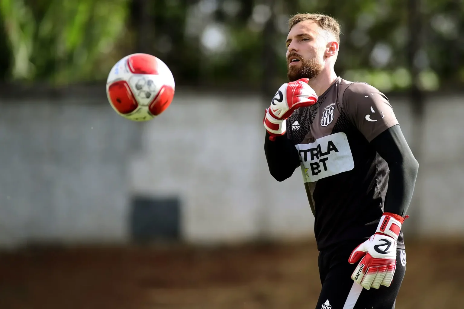 "Goleiro Luan da Ponte Preta Celebra Oportunidade Após 20 Meses e Destaca Invencibilidade de Três Jogos"