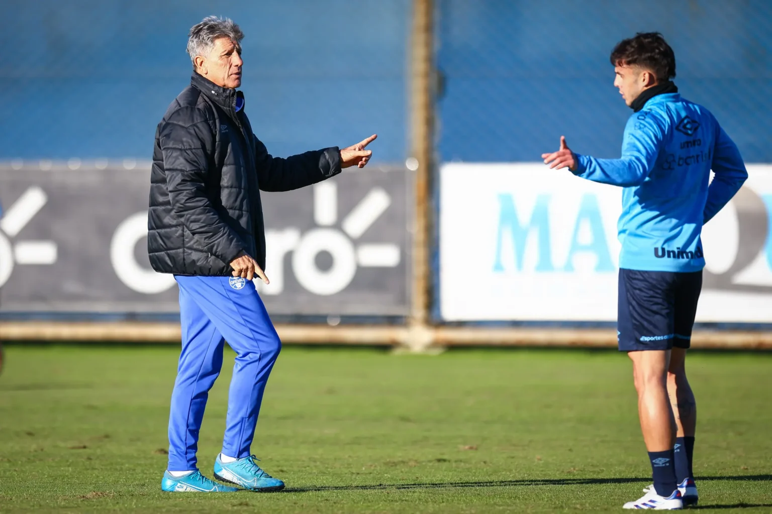 "Grêmio Escala Time com Interrogações no Meio-Campo para Confronto com o Palmeiras"