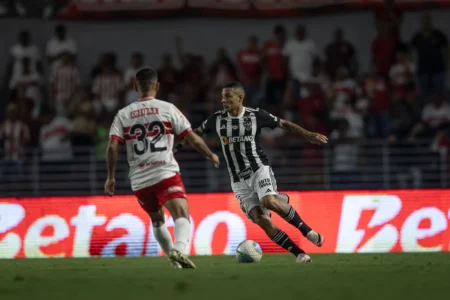 "Guilherme Arana Atinge Milestone de 200 Jogos pelo Atlético-MG com Assistência e Celebração"