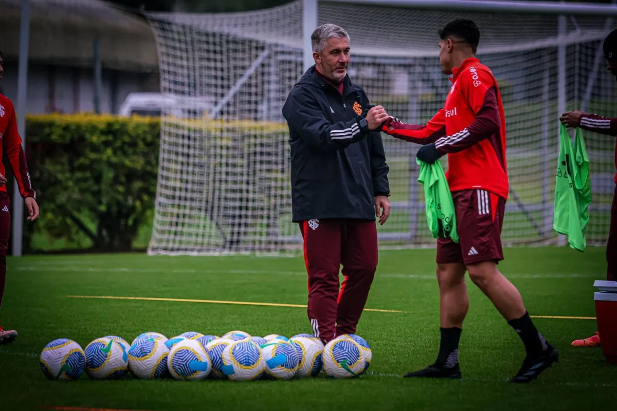 "Inter Enfrenta Desafios na Copa do Brasil e Busca Novo Treinador"