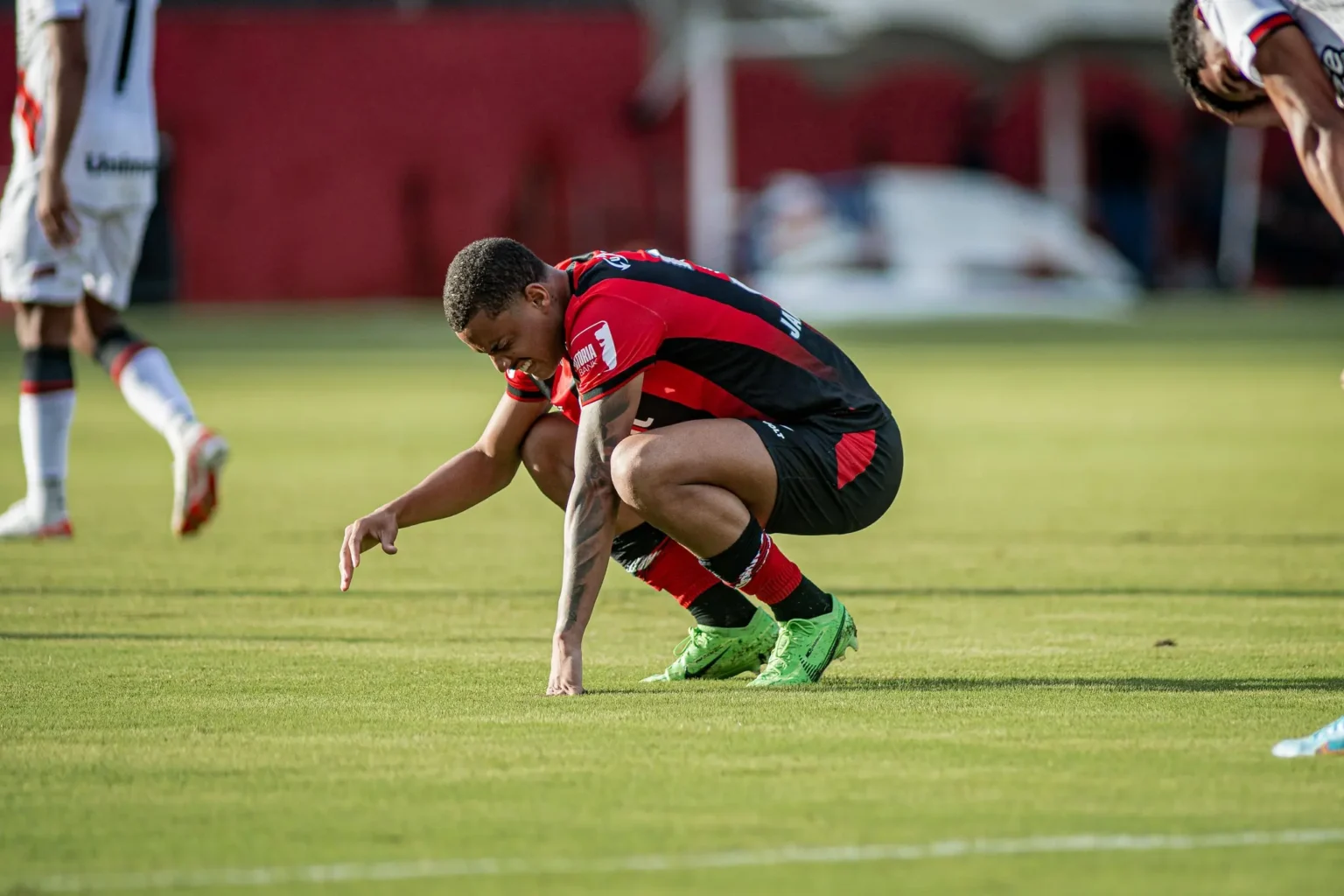 Janderson ausente, Vitória enfrenta Flamengo: opções táticas de Thiago Carpini.