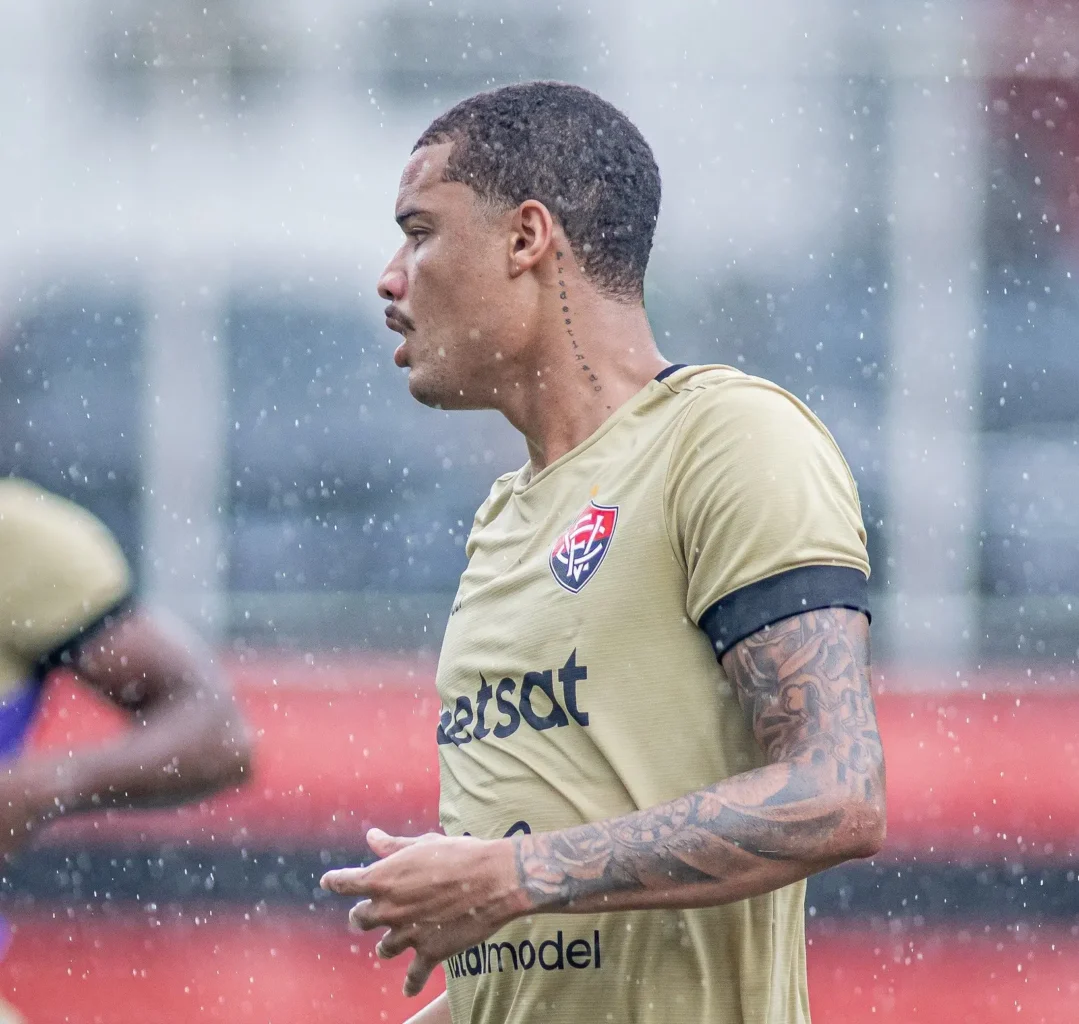 "Janderson recebe elogios de Thiago Carpini e é treinado para atuar como centroavante no Vitória"