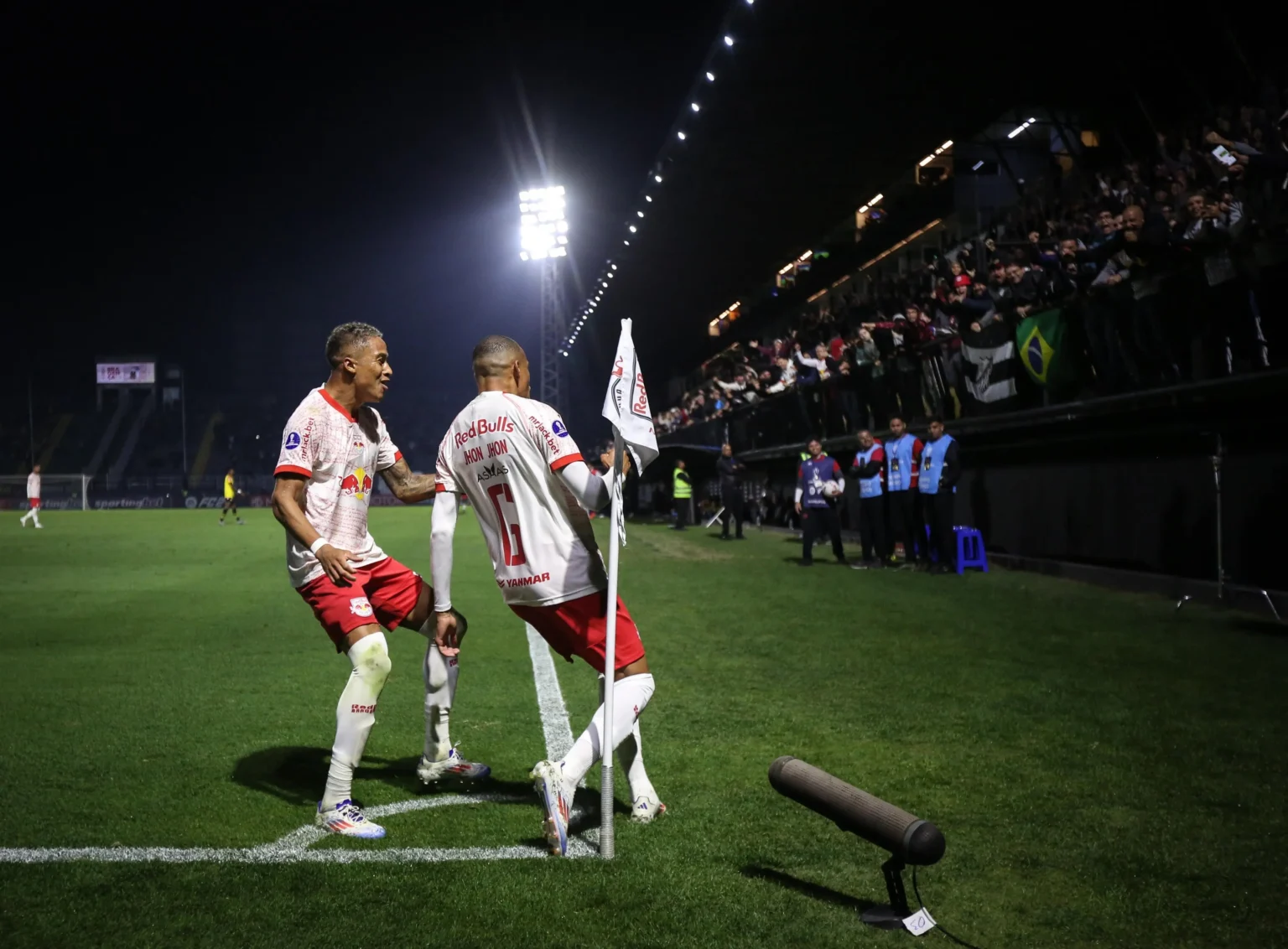 "Jhon Jhon marca gol decisivo na estreia pelo Bragantino e visa conquistar o título da Sul-Americana"