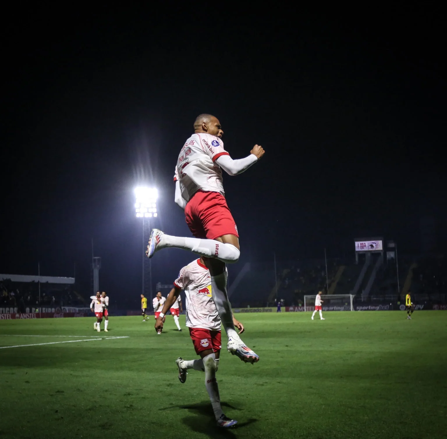 "Jhon John estrela e marca gol que classifica o Bragantino contra o Barcelona na Sul-Americana"