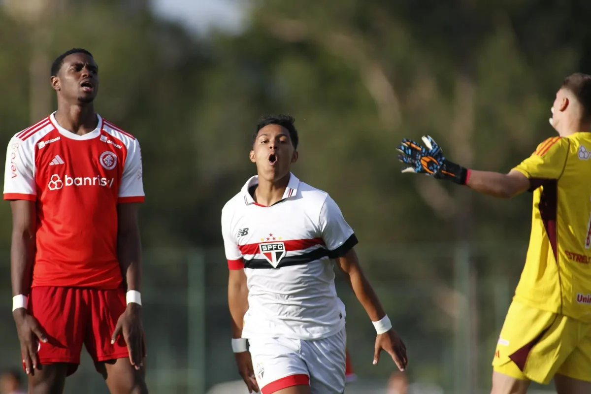 Título otimizado para SEO em Português-BR: "Jogador de base do São Paulo, Ryan Francisco, acumula conselhos e gols após passagens por Zubeldía e Luxemburgo"