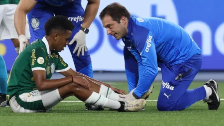 "Jogador do Palmeiras inicia recuperação após lesão no tornozelo e joelho esquerdo"