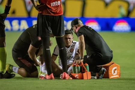 "Jogador do Vitória Sofre Lesão na Coxa e Desfalca Equipe"