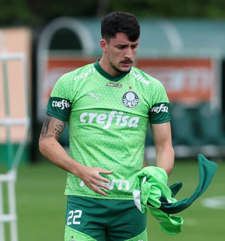 "Jogador Piquerez do Palmeiras Submetido a Cirurgia no Joelho, Enfrentando Risco de Perder Temporada"