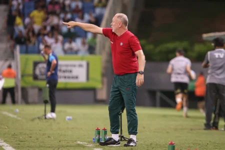 "Jogador valoriza primeira vitória no Fluminense e elogia Thiago Silva: 'Ainda é jovem, vai se destacar'"