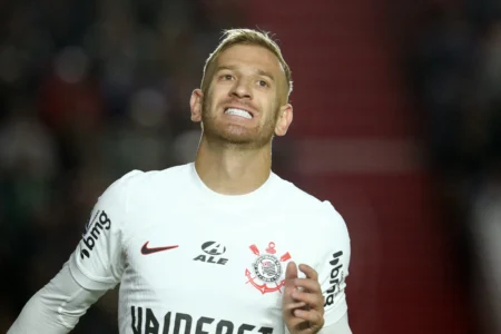 "Jogadores do Corinthians Pedro Henrique e Carlos Miguel se envolvem em incidente na Grande São Paulo"