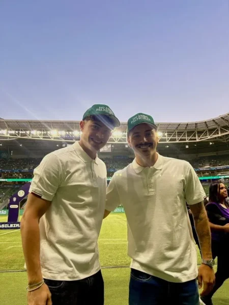 Jogadores Giay e Maurício são apresentados ao torcedor do Palmeiras no campo e enviam mensagem