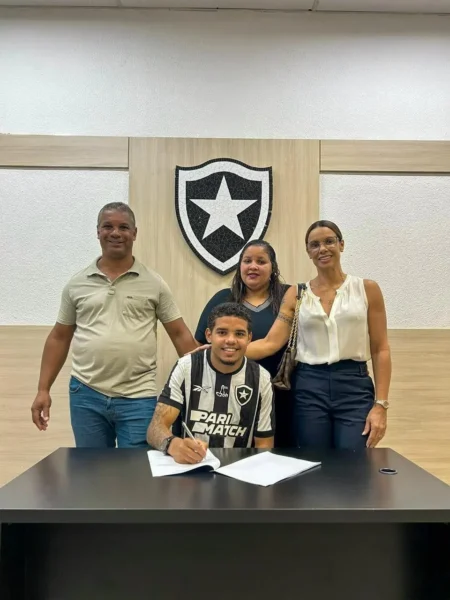 "Jovem Estrela do Botafogo Assina Contrato Profissional com Multa Milionária Após Destaque em Torneio Europeu"