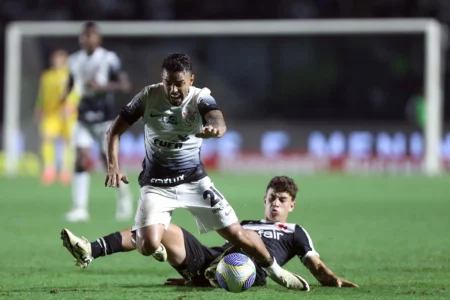 "Jovem Promissor do Futebol Brasileiro: Atacante do Vasco da Gama Marca Gol Espetacular dos Meio de Campo"