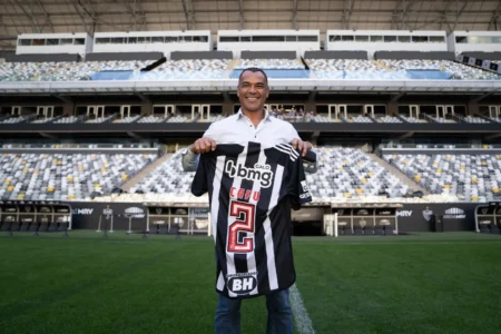 Título otimizado para SEO em Português-BR: "Lenda do Futebol Brasileiro, Cafu Recebe Homenagem do Atlético-MG em Visita à Arena MRV"