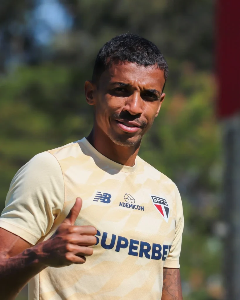 "Luiz Gustavo Comemora 37 Anos e Vislumbra o Progresso do São Paulo: 'Expectativa de Dias Melhores'"