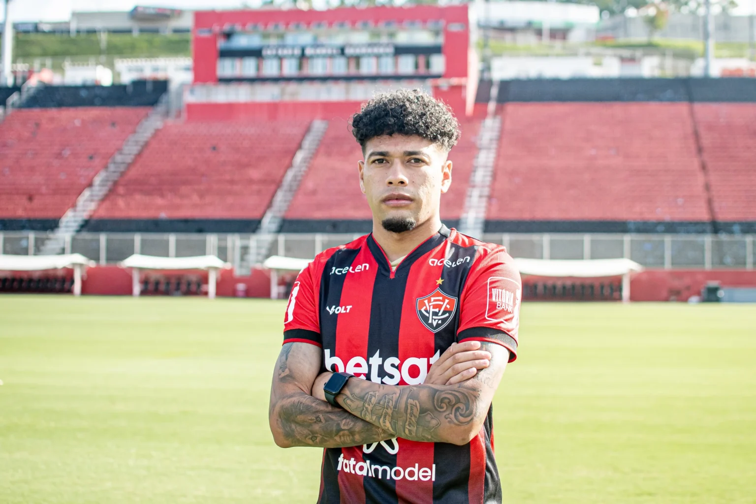 "Machado destaca conversa crucial com Carpini antes de ingressar no Vitória e elogia atributos do jogador: 'Atleta de forte marcação'"