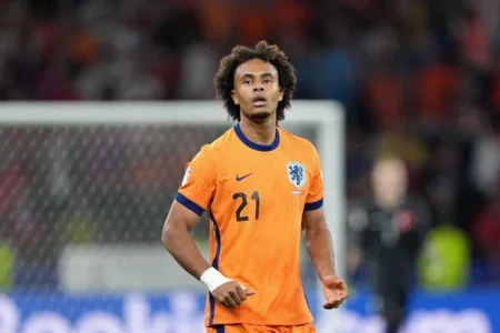 Título otimizado para SEO em Português-BR: Manchester United contrata atacante holandês Zirkzee, ex-jogador do Bologna