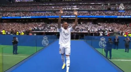 "Mbappé é oficialmente apresentado no Real Madrid em grande espetáculo no Santiago Bernabéu"