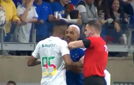 "Melhoria do Desempenho no Cruzeiro x Juventude: Gesto de Silêncio de Matheus Pereira e Conflito Inicial no Jogo"