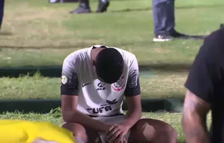 "Momentos de Tristeza: Wesley no Banco do Corinthians Durante Derrota para o Vasco"