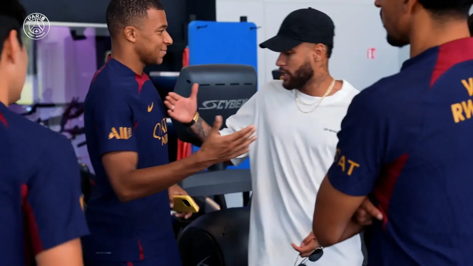 "Neymar destaca Mbappé como um dos melhores jogadores do mundo, superando lendas do futebol"