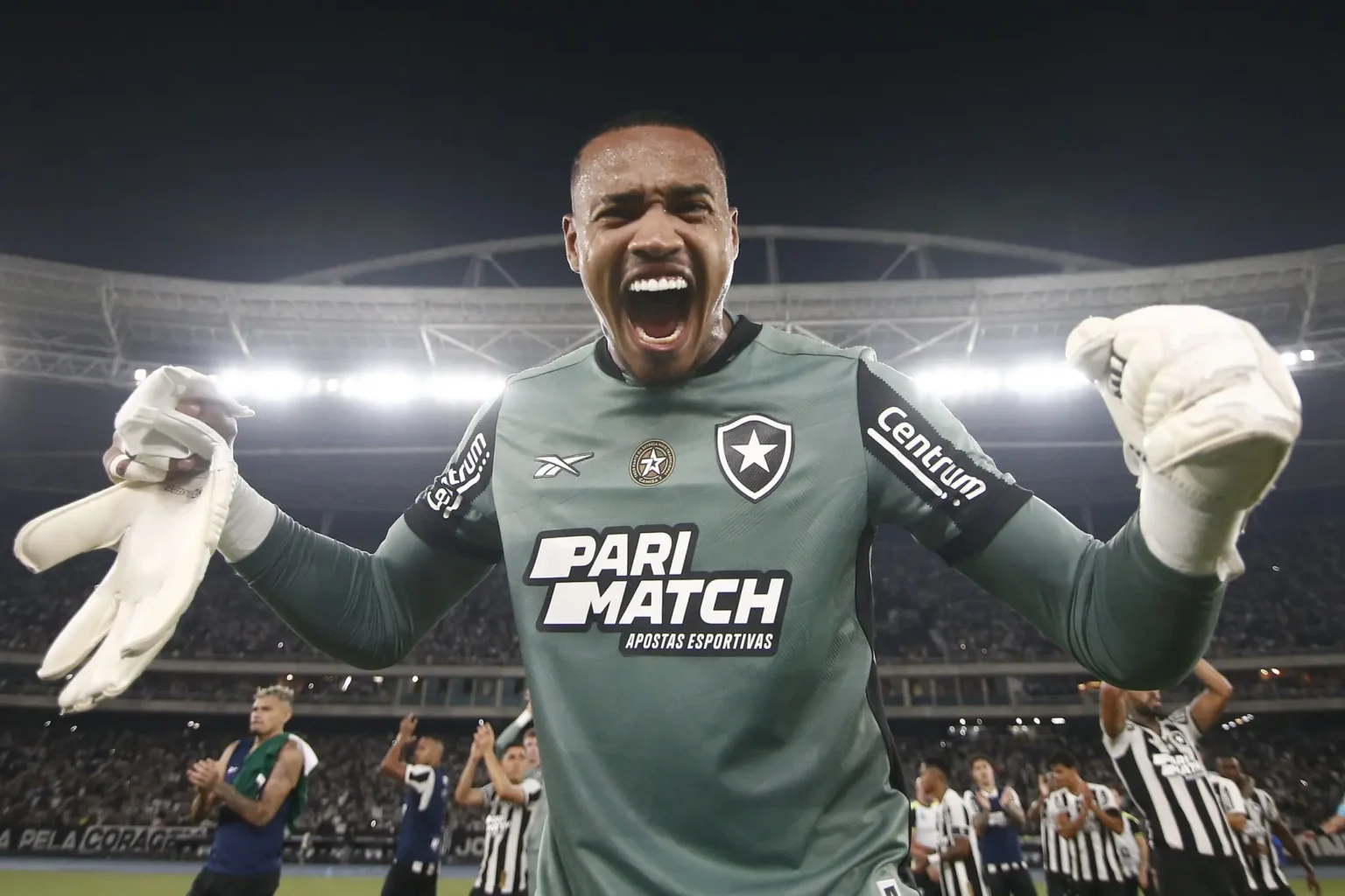 "O goleiro do Botafogo, John, fortalece sua performance com a contratação de um analista particular - Entenda essa estratégia de otimização do desempenho"